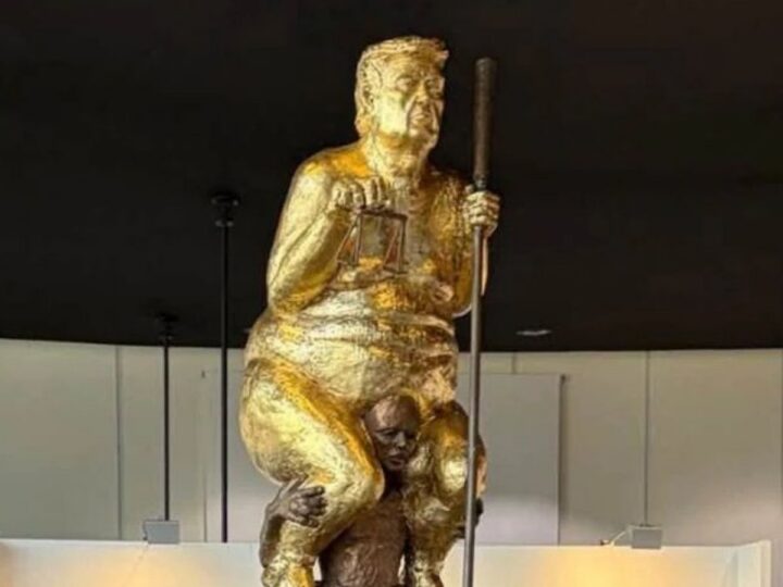 Parlement européen : une statue en or de Donald Trump nu suscite la curiosité