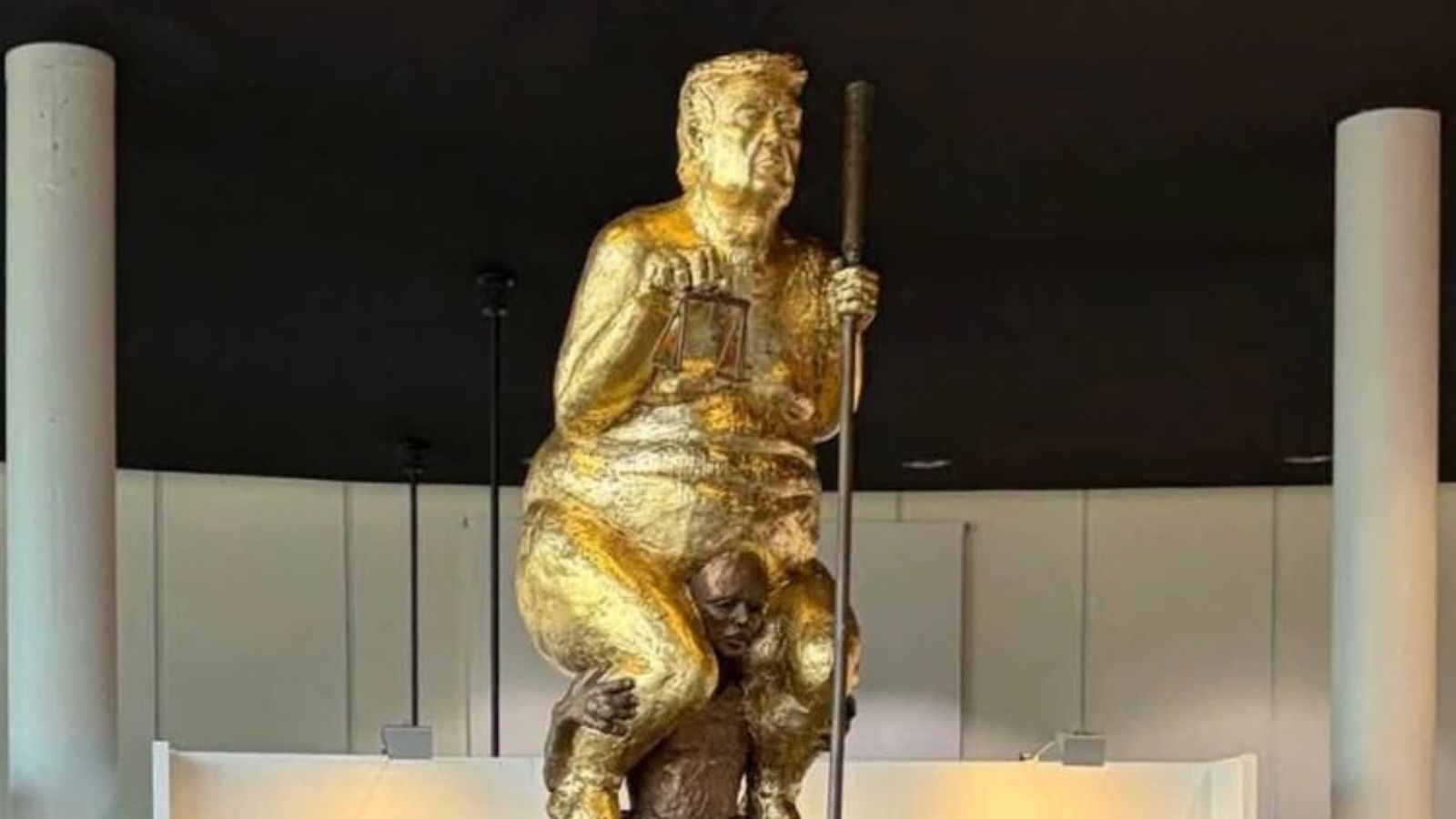 Parlement européen : une statue en or de Donald Trump nu suscite la curiosité