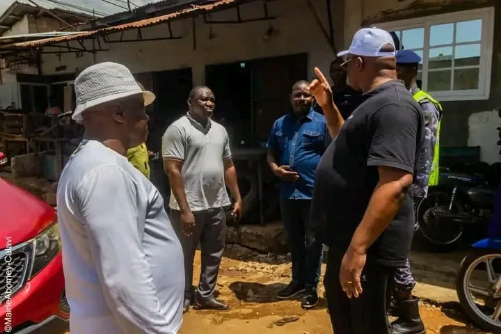 Abomey-Calavi : le maire Nathanaël Koty fait libérer une voie bloquée par des gravats à Godomey   ‎